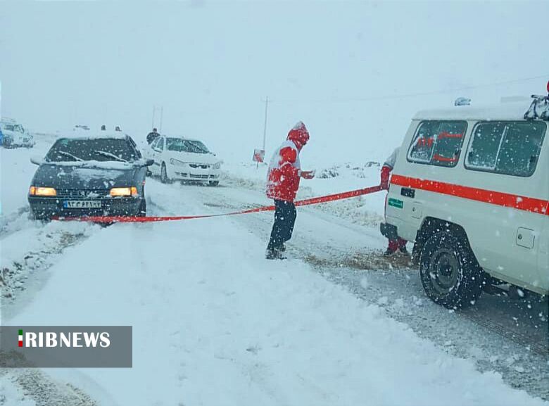کمک رسانی به ۱۵۰ خودرو گرفتار در برف در اقلید