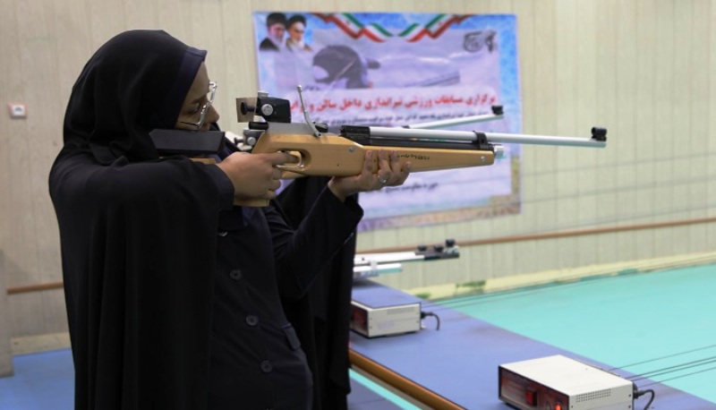 رقابت علاقمندان به تیراندازی با تفنگ بادی