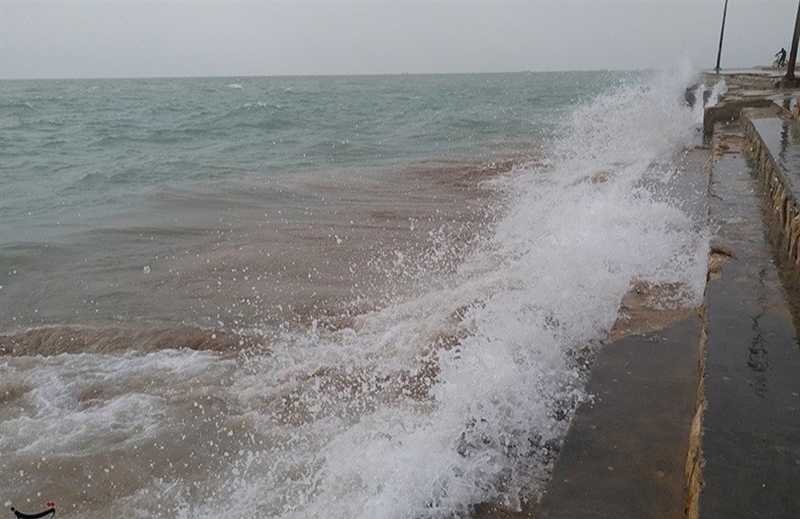 خلیج فارس مواج و هوا گرد و غباری