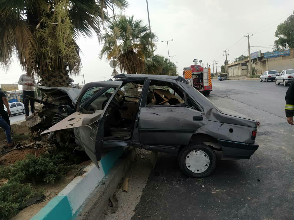 یک فوتی ویک مصدوم در برخورد خودرو با درخت در شیراز