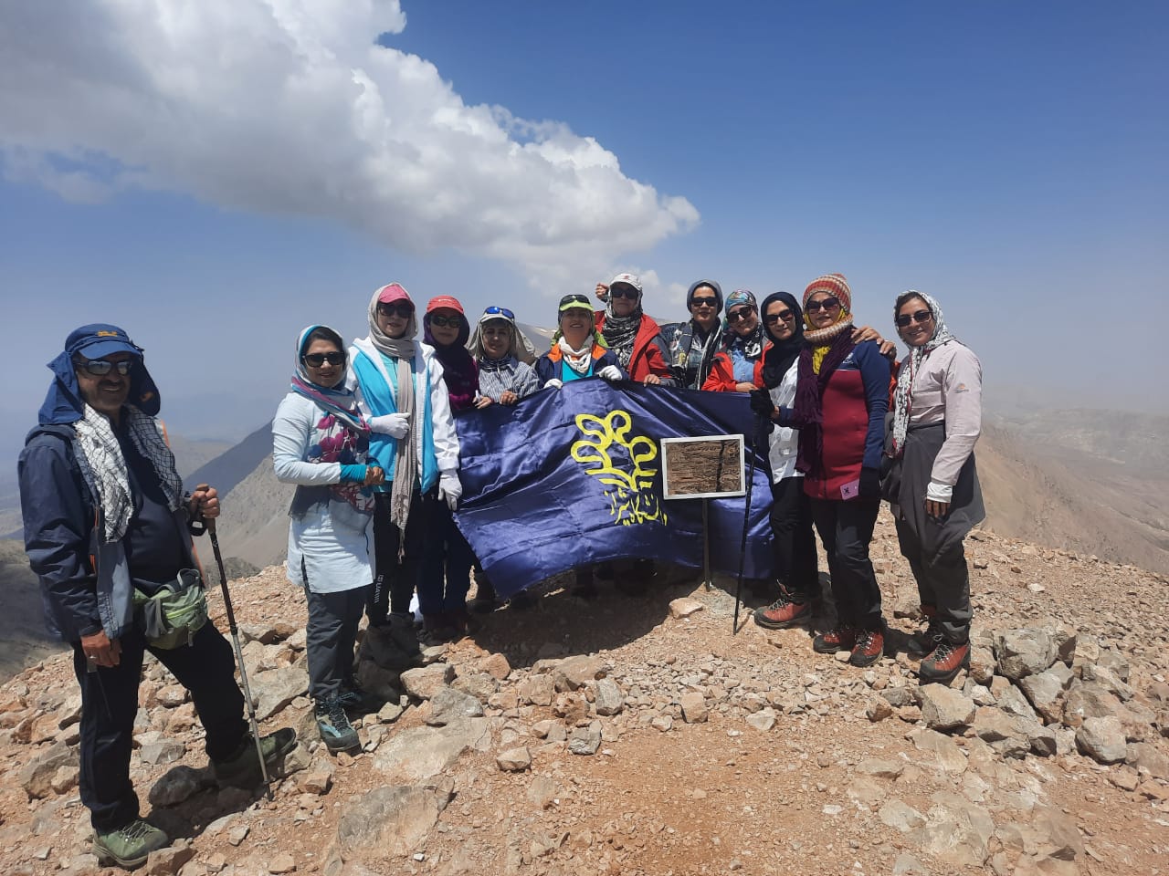 صعود تیم کوهنوردی بانوان دانشگاه شیراز به قله برف کرمو